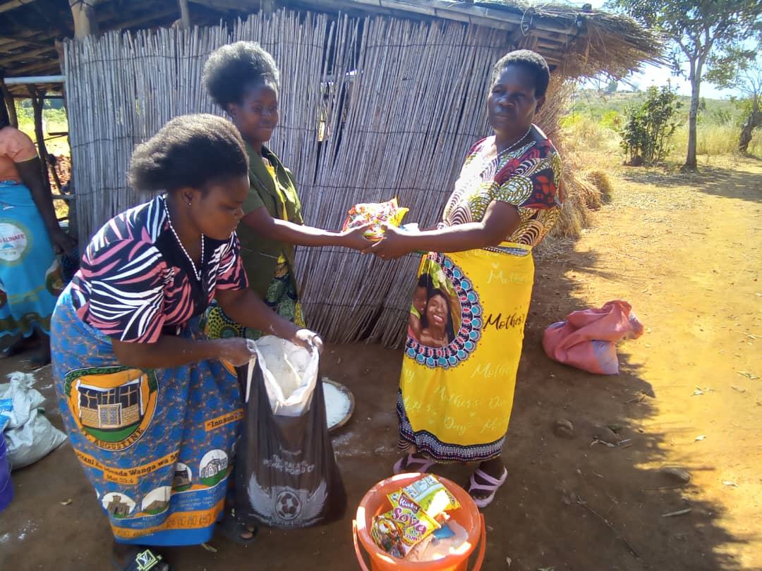 Kvinder fra Mangochi-regionen meldte sig frivilligt til at uddele madpakkerne