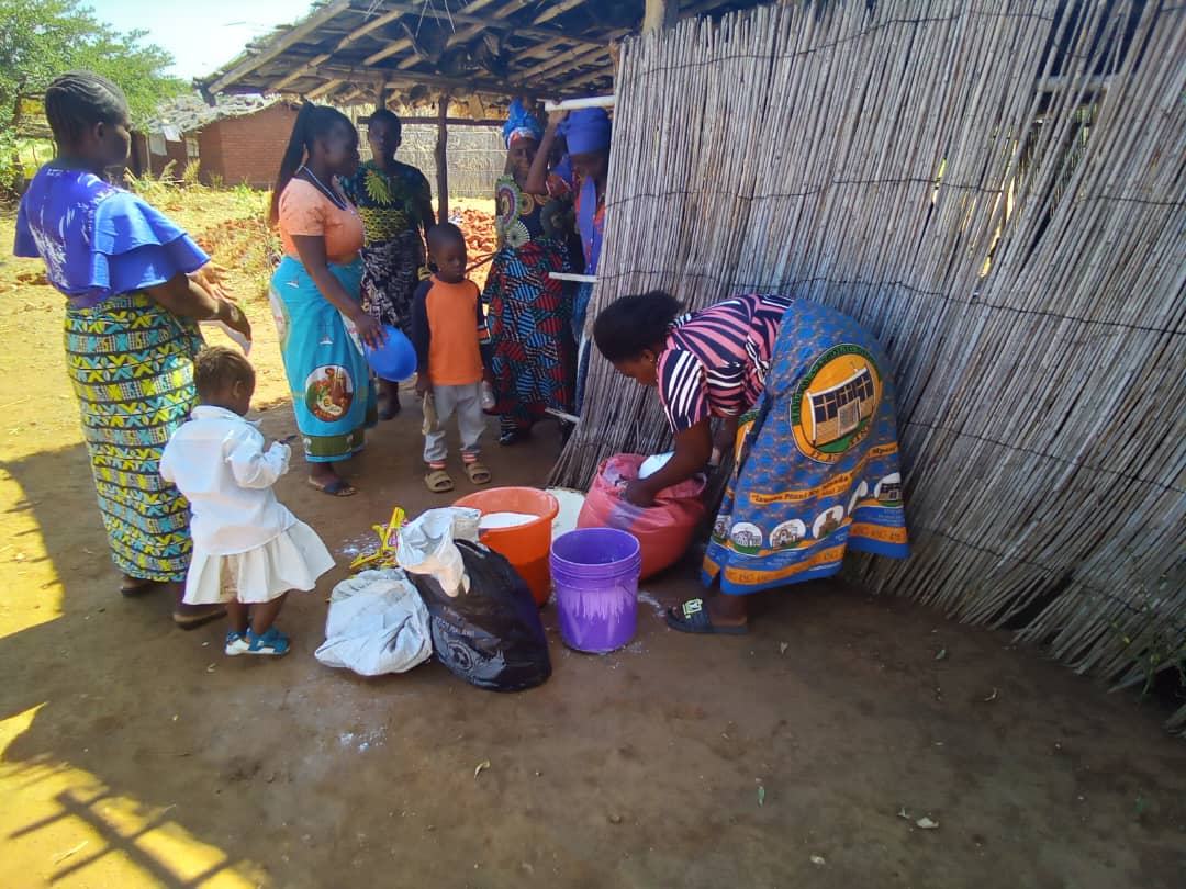 Familier modtager madpakker i Mangochi-distriktet